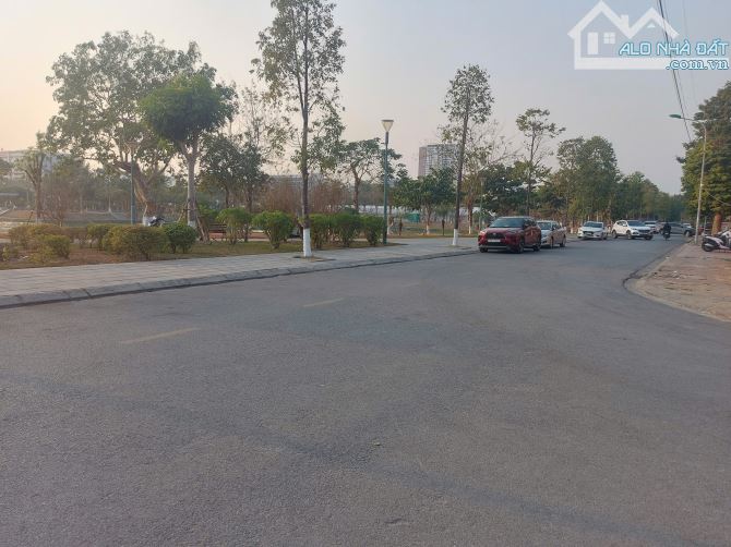 Bán căn góc Biệt thự siêu vip mặt hồ điều hòa dabaco DT 220m2,MT12m,hướng TN, giá 32 tỷ - 4