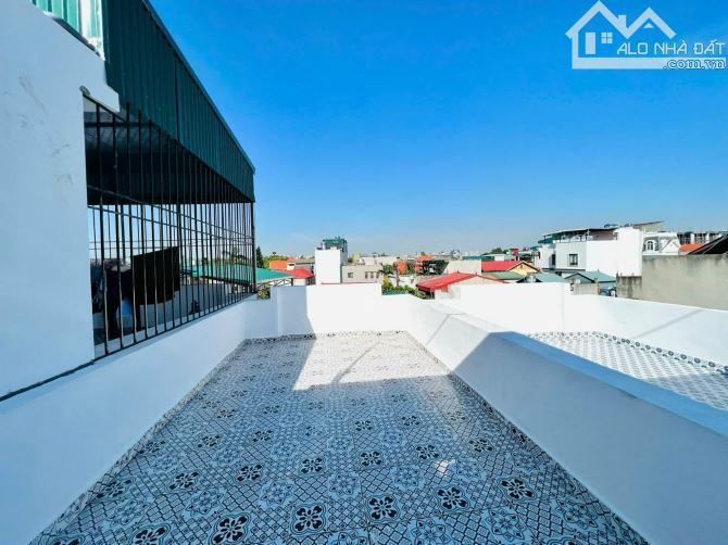 Bán Nhà Phố Vũ Xuân Thiều , DT 30m2 ,Xây 5 tầng , MT 4m , Giá 4.9 tỷ ,Trung tâm - Đông Đúc - 5