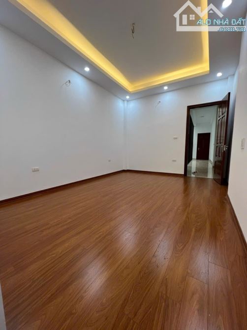 Bán nhà: Ngọc Hồi Tứ Hiệp, Vài bước ra phố, Otô đỗ cửa, 40m2, 3 tầng: Gía 7 tỷ