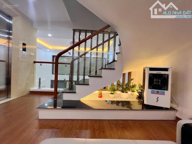 Bán nhà Kim Giang, DT 50m2 x 5 tầng, giá 7.88 tỷ mới, đẹp, ngõ 5m, oto, ở luôn - 1