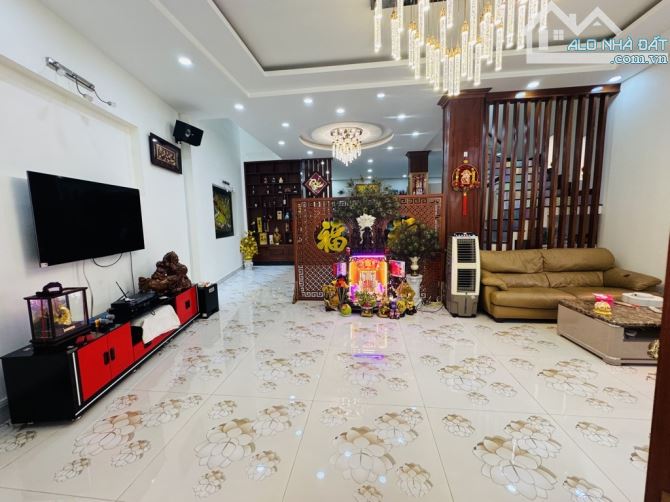 BIỆT THƯ LÔ GÓC -TÂN HOÀ ĐÔNG-P.14- Q. 6 -GẦN VÒNG XOAY PHÚ LÂM- DT:7.5/10*19M- GIÁ 12 tỷ - 2