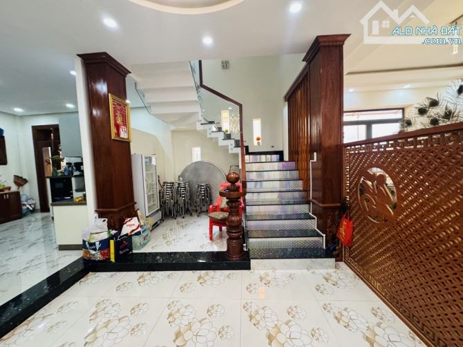 BIỆT THƯ LÔ GÓC -TÂN HOÀ ĐÔNG-P.14- Q. 6 -GẦN VÒNG XOAY PHÚ LÂM- DT:7.5/10*19M- GIÁ 12 tỷ - 4