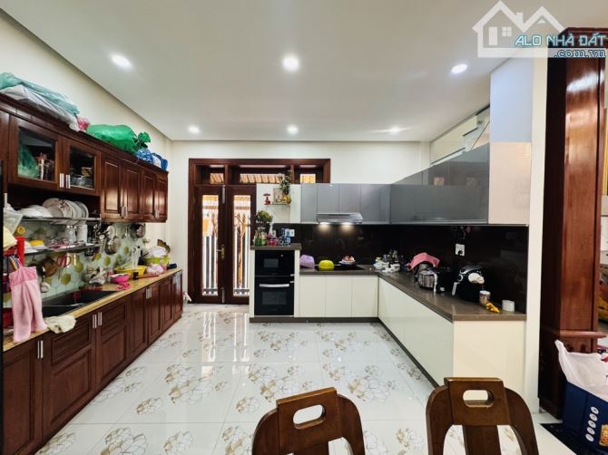 BIỆT THƯ LÔ GÓC -TÂN HOÀ ĐÔNG-P.14- Q. 6 -GẦN VÒNG XOAY PHÚ LÂM- DT:7.5/10*19M- GIÁ 12 tỷ - 5
