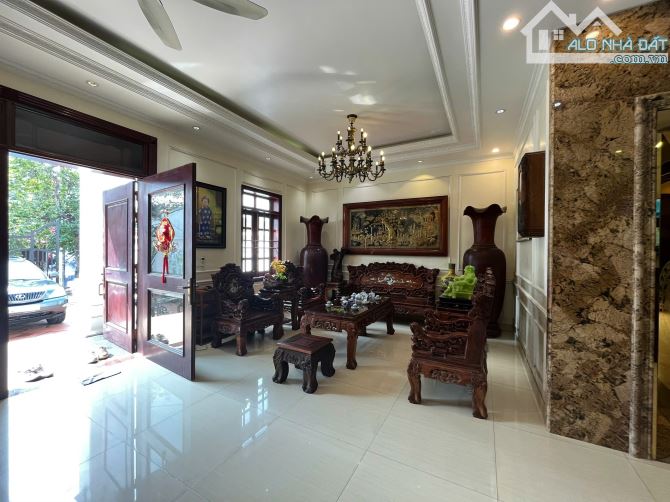 Cho thuê khách sạn mặt đường Ngô Gia Tự , 250m2, 5 tầng, 8 ngủ khép kín, thang máy,  45 tr