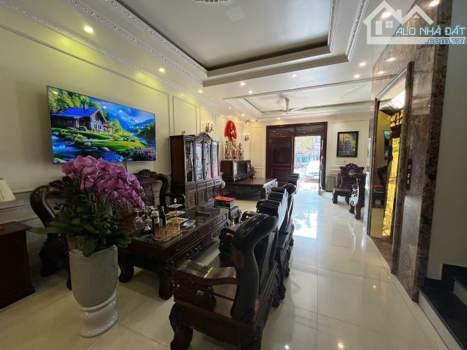 Cho thuê khách sạn mặt đường Ngô Gia Tự , 250m2, 5 tầng, 8 ngủ khép kín, thang máy,  45 tr - 10