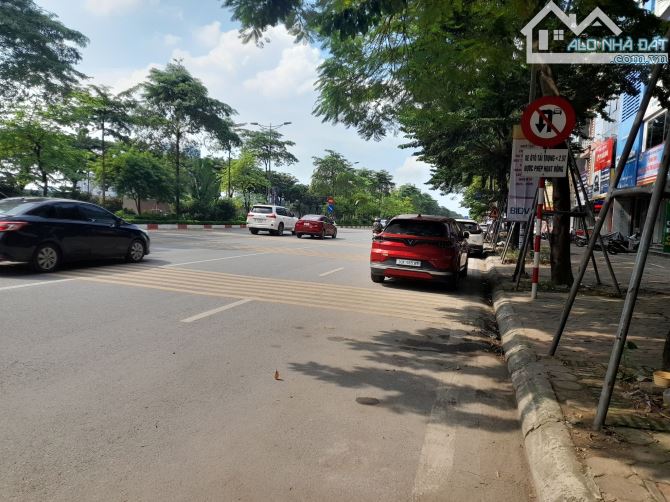 Bán đất mặt phố Võ Chí Công 450m2, MT 25m, giá 139 tỷ - 1