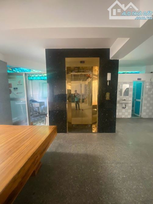 Bán tòa nhà Hẻm10m Cộng Hòa. DT 12 x 21m Hầm 7 lầu ST. Tổng 1500m2 sàn.Thu nhập 250tr/th - 1