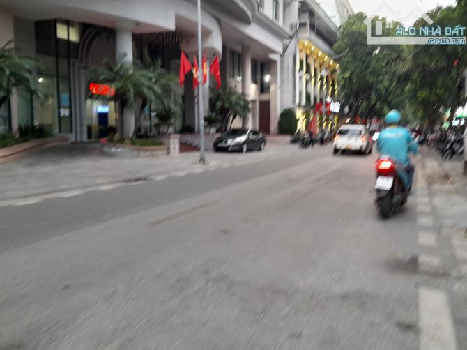 Bán gấp nhà mặt phố Tông Đản, Hoàn Kiếm, DT: 560m2, MT: 26m, Kinh Doanh. Giá: 225 tỷ - 1