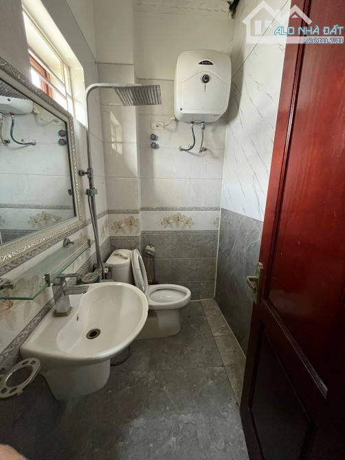 Cho thuê khách sạn mặt đường Ngô Gia Tự , 250m2, 5 tầng, 8 ngủ khép kín, thang máy,  45 tr - 3