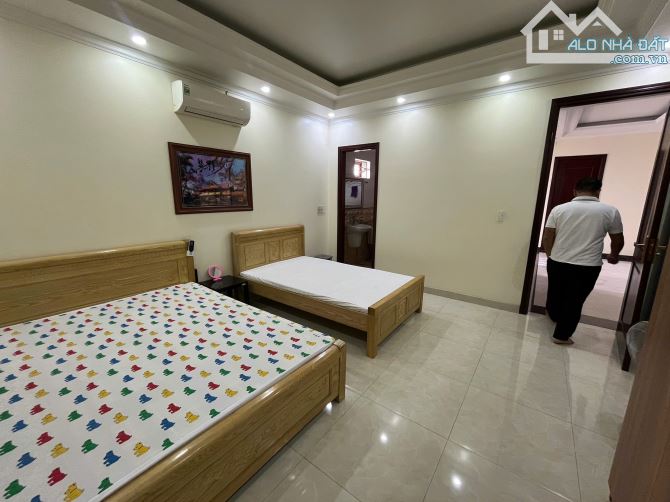 Cho thuê khách sạn mặt đường Ngô Gia Tự , 250m2, 5 tầng, 8 ngủ khép kín, thang máy,  45 tr - 4