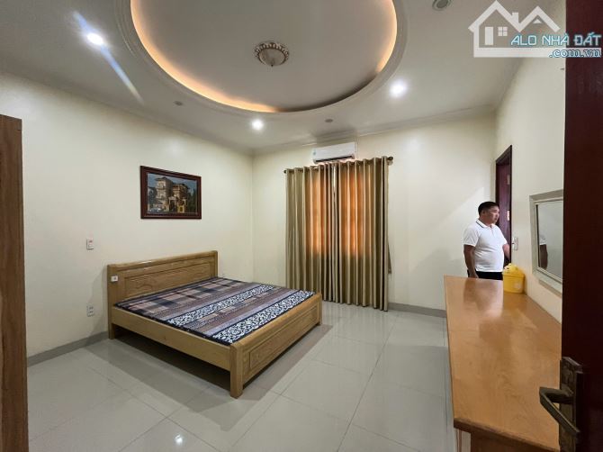 Cho thuê khách sạn mặt đường Ngô Gia Tự , 250m2, 5 tầng, 8 ngủ khép kín, thang máy,  45 tr - 5