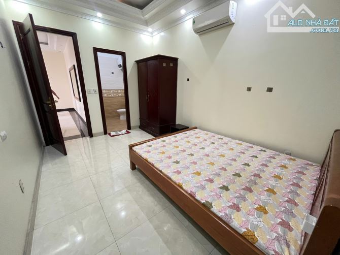 Cho thuê khách sạn mặt đường Ngô Gia Tự , 250m2, 5 tầng, 8 ngủ khép kín, thang máy,  45 tr - 6