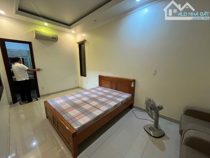 Cho thuê khách sạn mặt đường Ngô Gia Tự , 250m2, 5 tầng, 8 ngủ khép kín, thang máy,  45 tr - 7