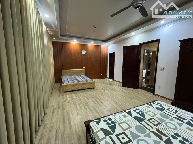 Cho thuê khách sạn mặt đường Ngô Gia Tự , 250m2, 5 tầng, 8 ngủ khép kín, thang máy,  45 tr - 8