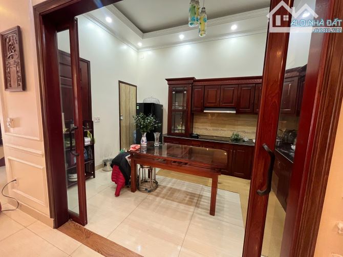 Cho thuê khách sạn mặt đường Ngô Gia Tự , 250m2, 5 tầng, 8 ngủ khép kín, thang máy,  45 tr - 9