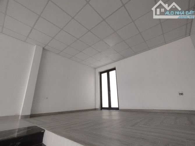 cho thuê Liền kề phố Trần Kim Xuyến - Yên Hòa. DT 90m2, 5 tầng. Ô tô đỗ cửa.