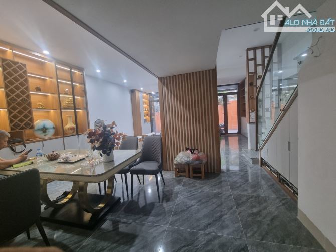 Chủ cần bán nhà phố Hoàng Quốc Việt 65m2,4 tầng mặt tiền 6m ô tô vào nhà, giá nhỉnh 19 tỉ - 1