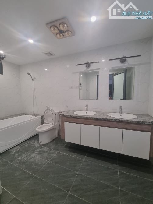 Chủ cần bán nhà phố Hoàng Quốc Việt 65m2,4 tầng mặt tiền 6m ô tô vào nhà, giá nhỉnh 19 tỉ - 4