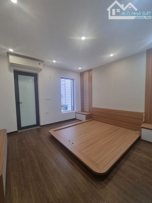 Chủ cần bán nhà phố Hoàng Quốc Việt 65m2,4 tầng mặt tiền 6m ô tô vào nhà, giá nhỉnh 19 tỉ - 6