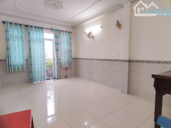 nhà có vỉa hè cây xanh, tiện đầu tư kinh doanh, xe ô tô ngủ trong nhà