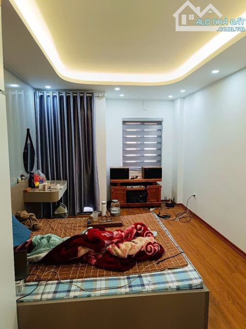 Bán Nhà Dương Quảng Hàm, 35m², Hơn 9 Tỷ - Nhà Mới Tinh, Vị Trí Đẹp, Kinh Doanh Tốt!