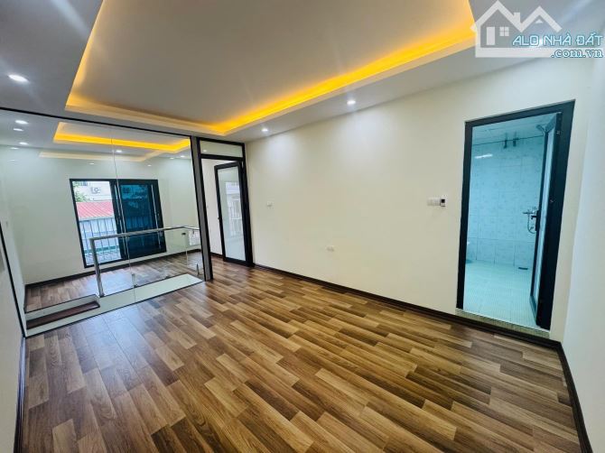 Bán Tập Thể Nghĩa Tân, 70m², Hơn 2 Tỷ - Nhà Đẹp, Ở Ngay, An Sinh Đỉnh!