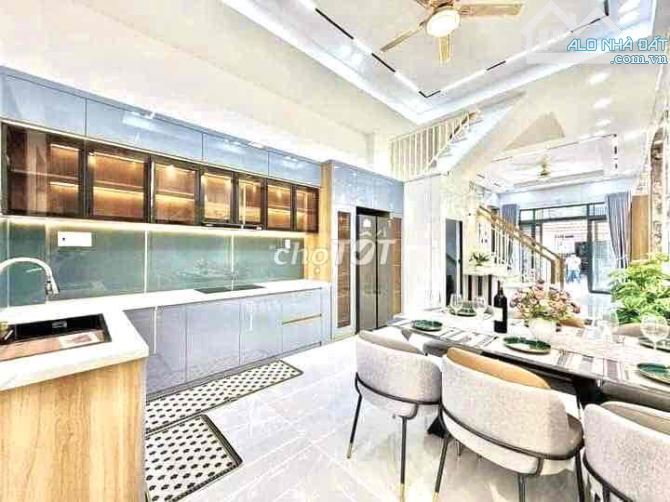 Vài Bước Ra Công Viên VINHOMES CENTRAL PARK Chỉ 6,5 Tỷ, ngang 4m,3 tầng