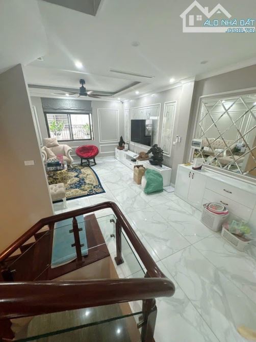 Bán nhà Trung Kính, 70m2, 8 tầng, phân lô, thang máy, vỉa hè, giá tốt