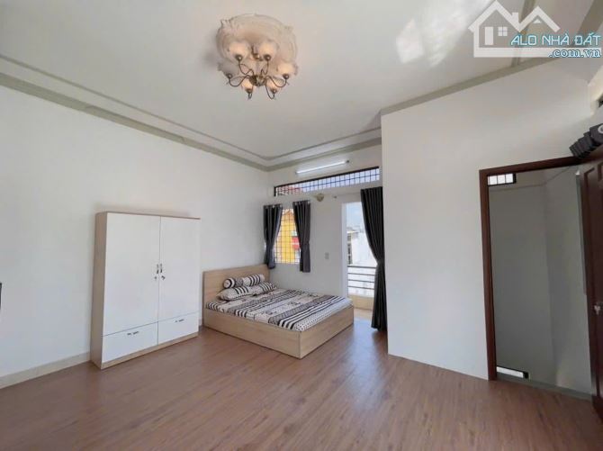 Căn Penthouse 80m2 ngay trung tâm quận 4 - 11