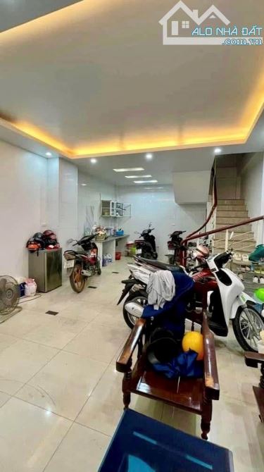 Bán gấp nhà tại Kim Giang - Hoàng Mai oto vào nhà 5,5 tỷ, 36m², 3PN, 2WC, 3 tầng bao đẹp - 1