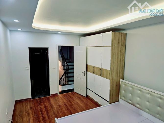 Bán Nhà Dương Quảng Hàm, 35m², Hơn 9 Tỷ - Nhà Mới Tinh, Vị Trí Đẹp, Kinh Doanh Tốt! - 1