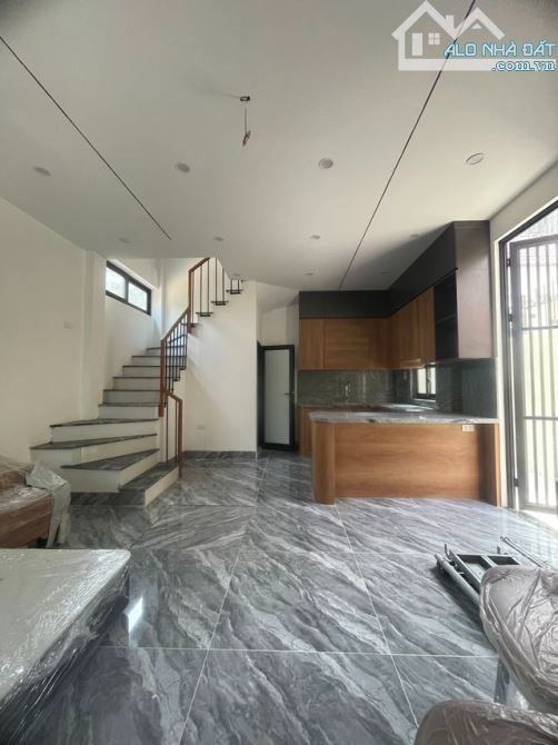 Bán gấp nhà Việt Hưng Long Biên 40m 5T MT5.3m hơn 7 tỷ gần ô tô lô góc thoáng sáng - 1