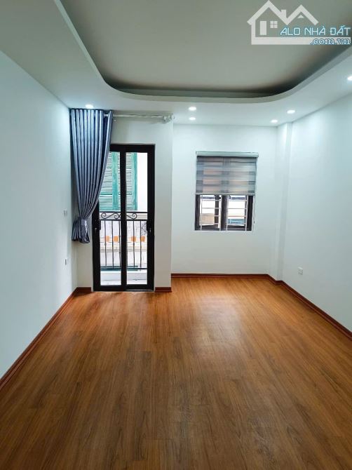 Bán Nhà Dương Quảng Hàm, 35m², Hơn 9 Tỷ - Nhà Mới Tinh, Vị Trí Đẹp, Kinh Doanh Tốt! - 2