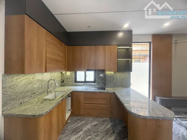 Bán gấp nhà Việt Hưng Long Biên 40m 5T MT5.3m hơn 7 tỷ gần ô tô lô góc thoáng sáng - 2