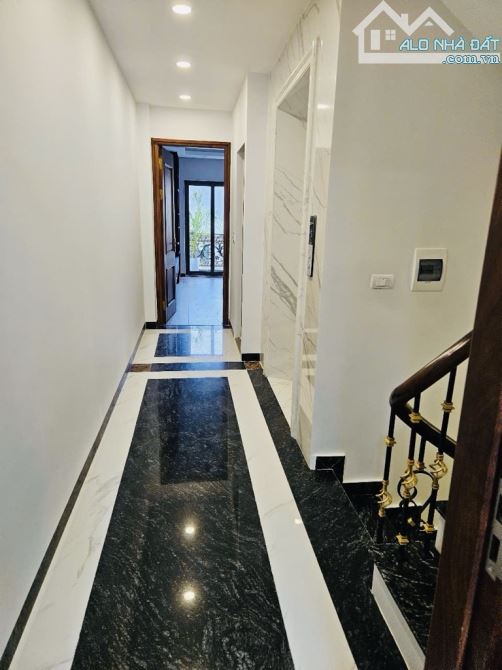 - Bán nhà Phố Yên Lạc-HBT- 60m2 x7 tầng thang máy, 2 ô tô tránh, kinh doanh. Giá 18 tỷ -