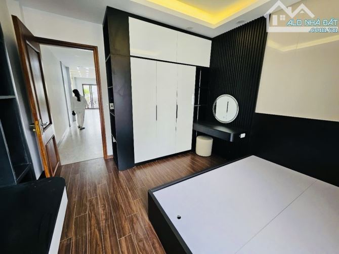 - Bán nhà Phố Yên Lạc-HBT- 60m2 x7 tầng thang máy, 2 ô tô tránh, kinh doanh. Giá 18 tỷ -