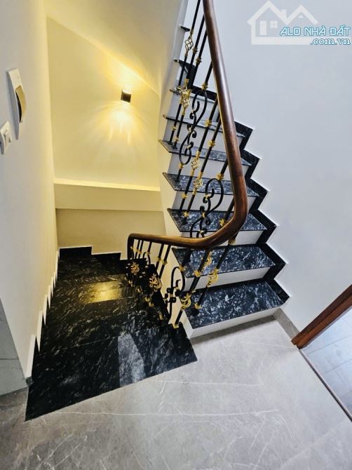 - Bán nhà Phố Yên Lạc-HBT- 60m2 x7 tầng thang máy, 2 ô tô tránh, kinh doanh. Giá 18 tỷ -