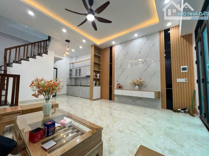 cần bán nhà 3 tầng ngõ 42 mai hắc đế, ngay cổng khu ĐT TUỆ TĨNH