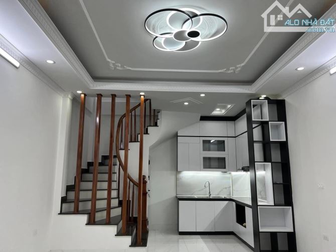 Bán nhà ngõ 173 Hoàng Hoa Thám – 30m², 5 tầng, MT 4.1m, sát ô tô, giá 5.6 tỷ