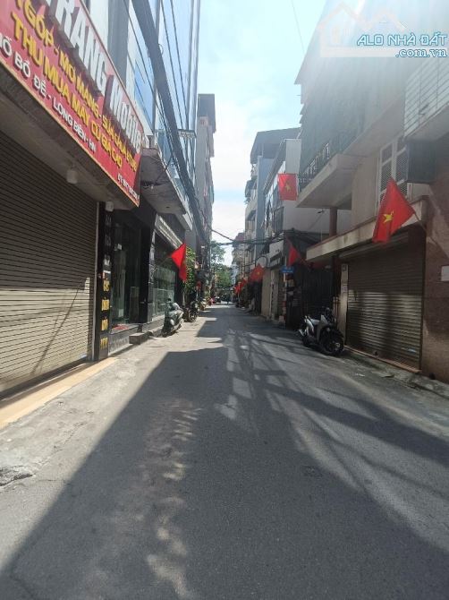 Bán nhà Hoa Lâm 60m2, 4 tầng, mặt tiền 4.6m, 7 tỷ