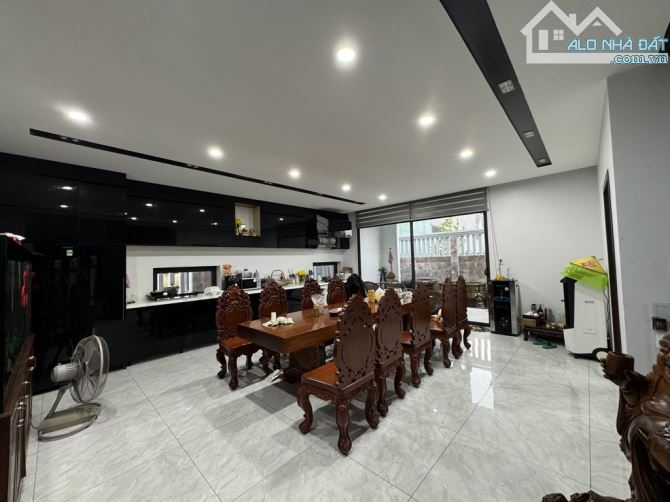 🎉🎉❌❌BIỆT THỰ TRIỆU ĐÔ VIP MẶT SÔNG KV HOÀ XUÂN-DT 300m2 VIEW SÔNG XỊN XÒ- CÓ THANG MÁY