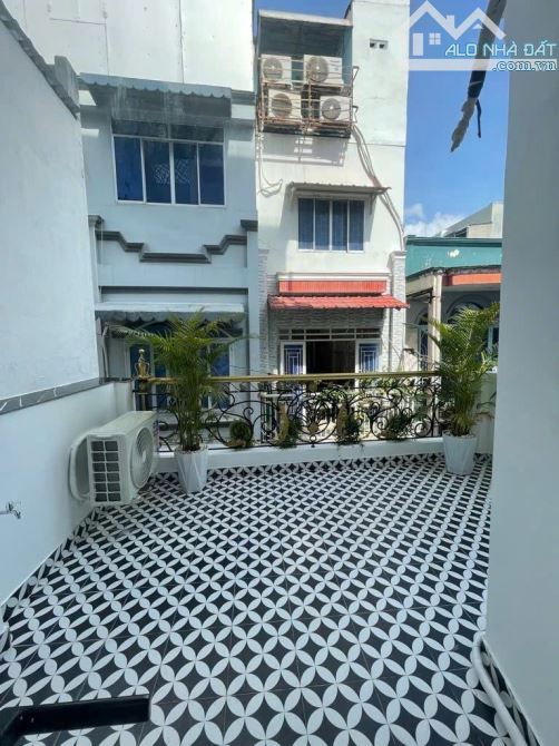NHÀ 4 TẦNG GIÁP QUẬN 4, VỊ TRí ĐẸP - CHỈ 7,6 TỶ - 10
