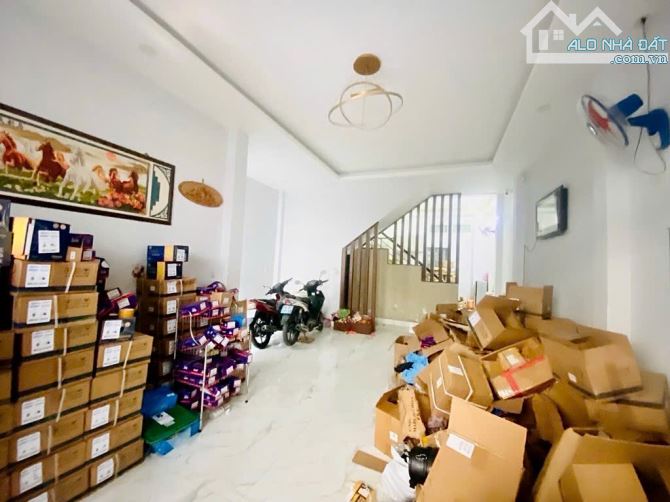 Dương Quảng Hàm, Hẻm nhựa 5m, Ngang 5,6m- 5 PN- 9 Tỷ- Oto vào thoải mái - 2