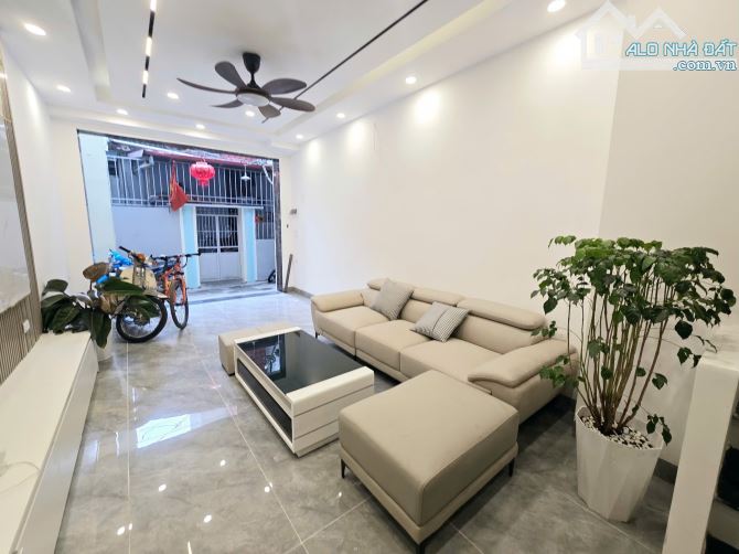 Bán Nhà ngõ 604 Ngọc Thuỵ - Long Biên . 36m2 MT3,5 . 7 Tầng , 3PN ,5WC . Thang máy . - 4