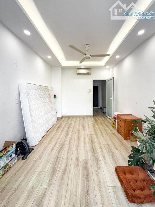 Gấp! Nhà ngay Chợ Hoàng Hoa Thám,4 Tầng,60m2,6PN,sổ vuông.Đã hoàn công.Nhỉnh 8 Tỷ - 8