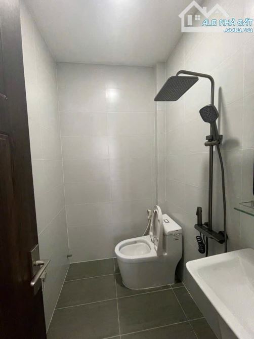 NHÀ 4 TẦNG GIÁP QUẬN 4, VỊ TRí ĐẸP - CHỈ 7,6 TỶ - 8