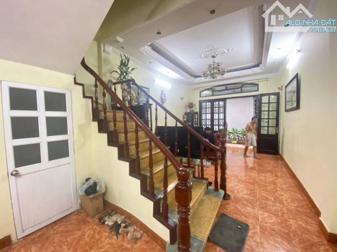 Bán nhà Hào Nam Đống Đa 110m 5 tầng mặt 7m giá 12.x tỷ