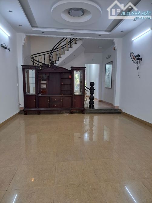 Bán nhà 3 tầng đường 5m5 Nguyễn Khánh Toàn. Dt 125m2 ngang 5m nhà kiên cố vô ở tốt