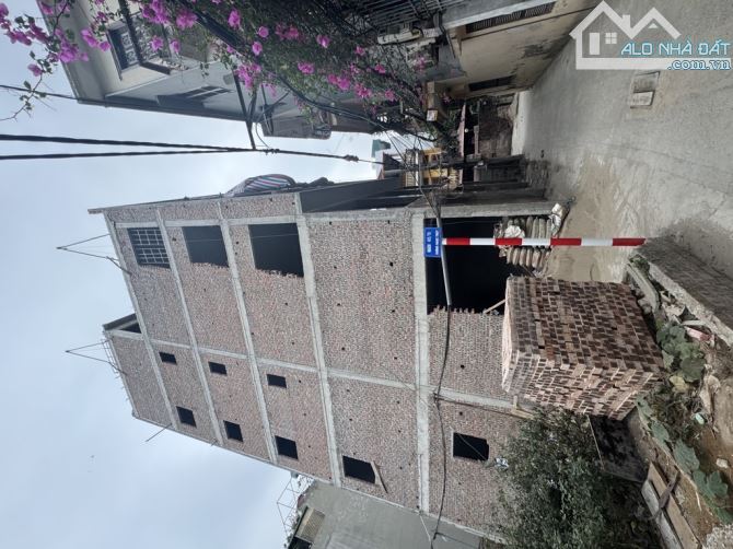 Bán nhà Ngõ 412 ngọc thuỵ 40,5m2.mt 3,7m.6 tầng .thang máy. nội thất cơ bản . ô tô đỗ