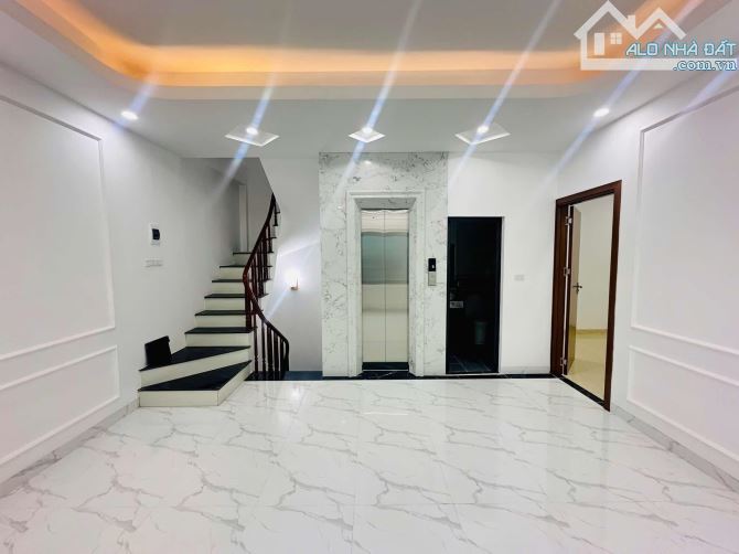 NHÀ LÔ GÓC GIÁP BÁT – 50M² – Ô TÔ VÀO NHÀ - 6 TẦNG – THANG MÁY – NỘI THẤT CAO CẤP